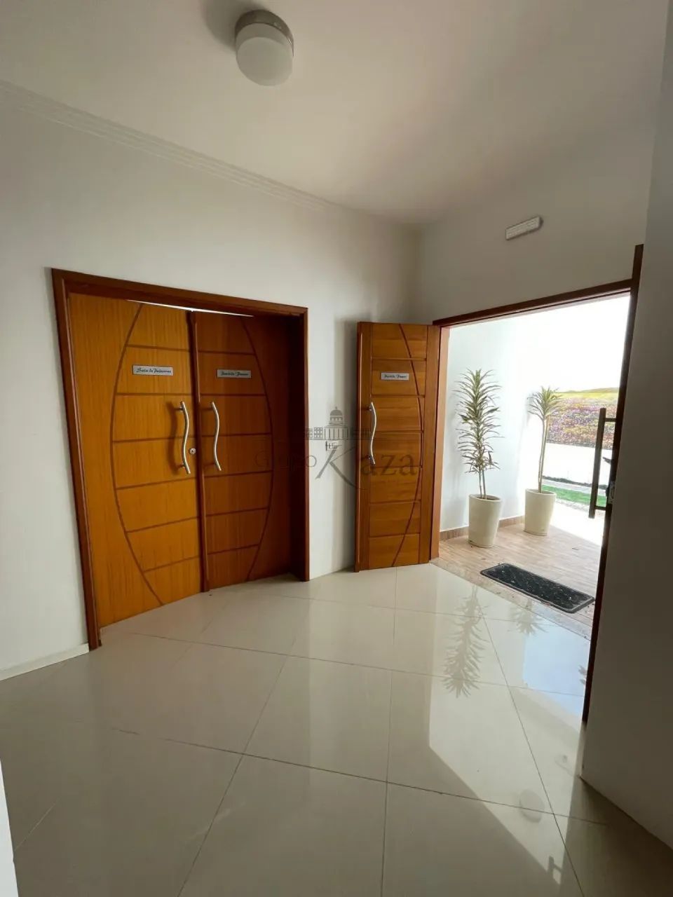 Casa Comercial - Residencial - Holambra - 5 Dormitórios - 230m².