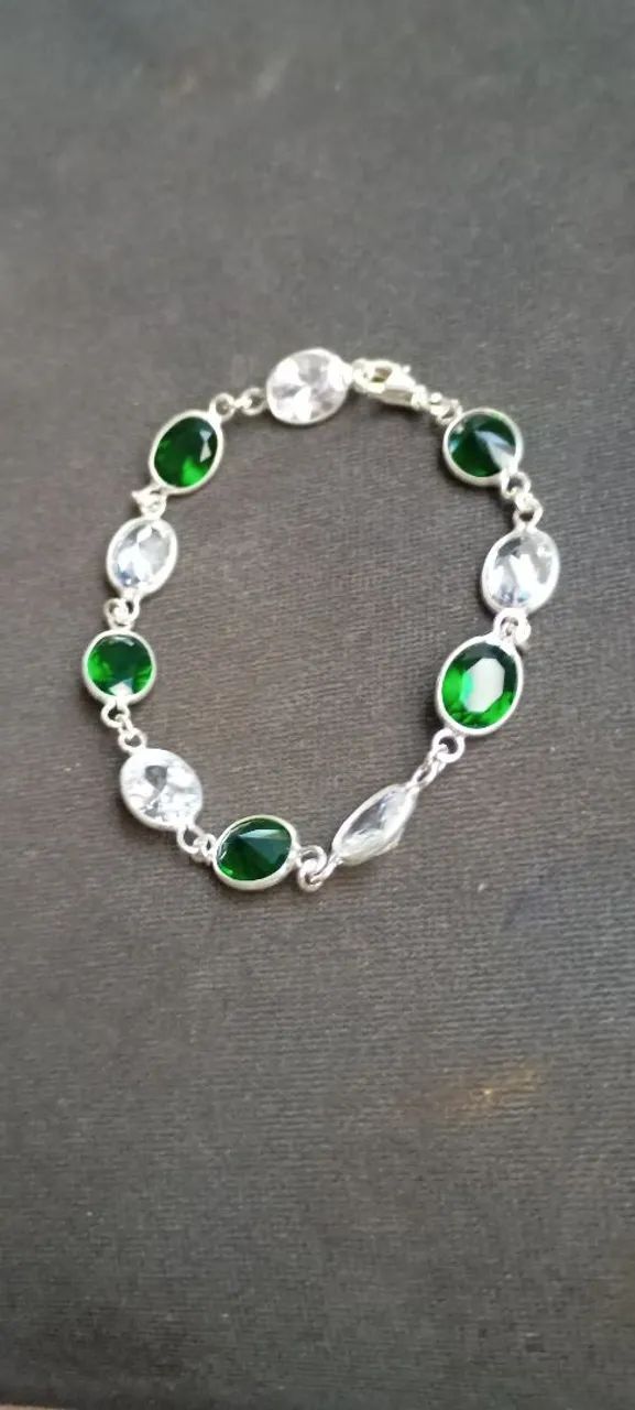 Pulseira Feminina Prateada com Pedra Verde Estilo Esmeralda
