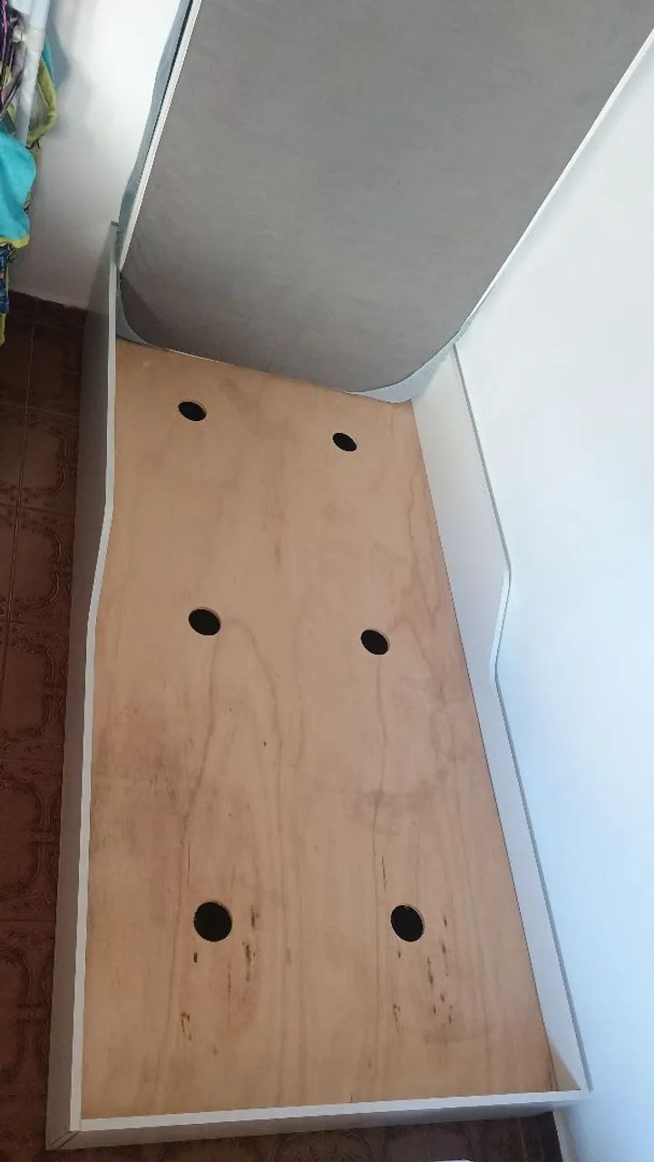 Cama montessoriana com colchão solteiro.
