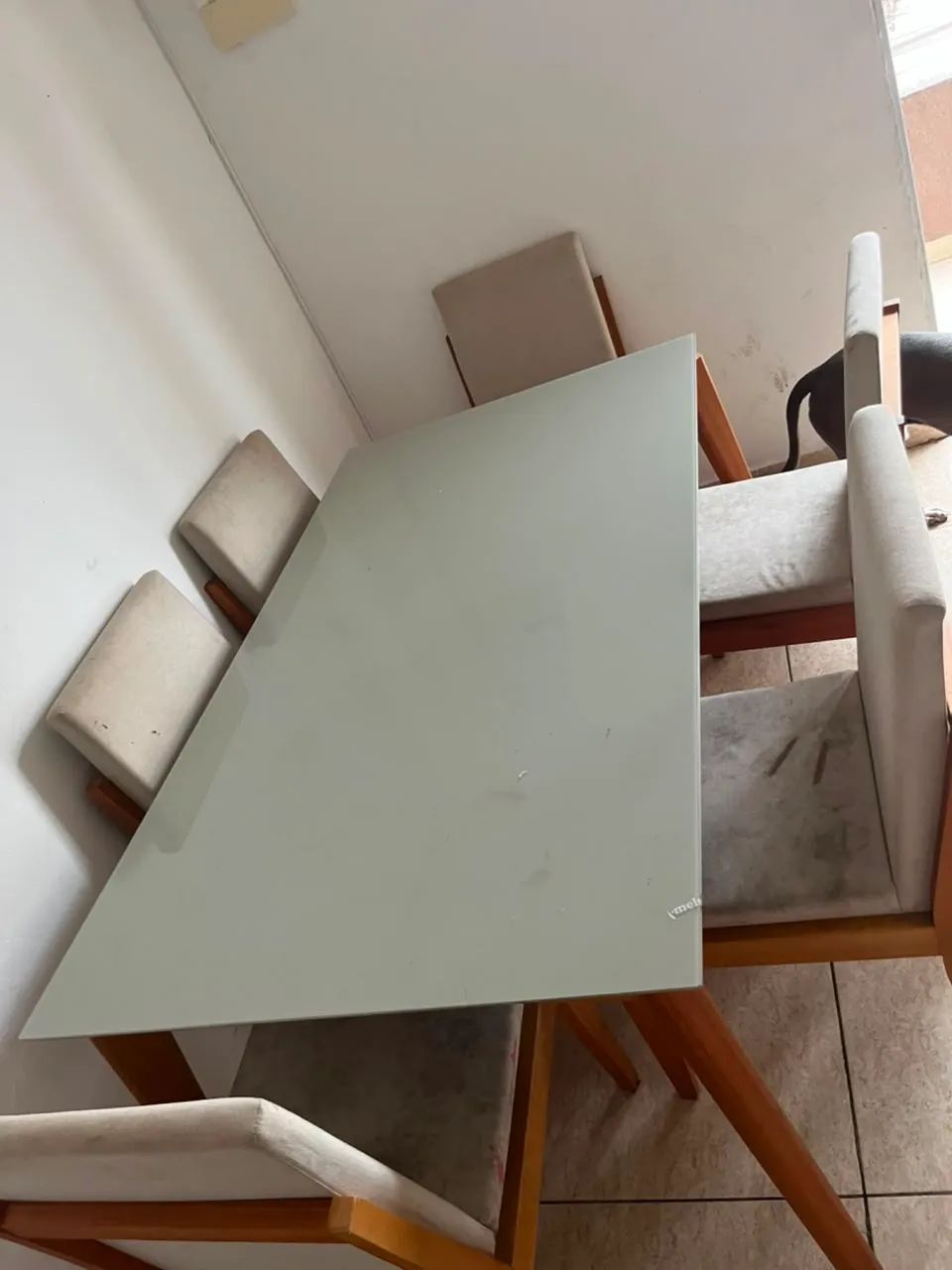 Mesa de jantar tampo serigrafado com seis cadeiras estilo colonial