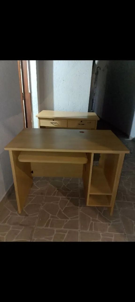 Mesa de madeira maciça para computador 
