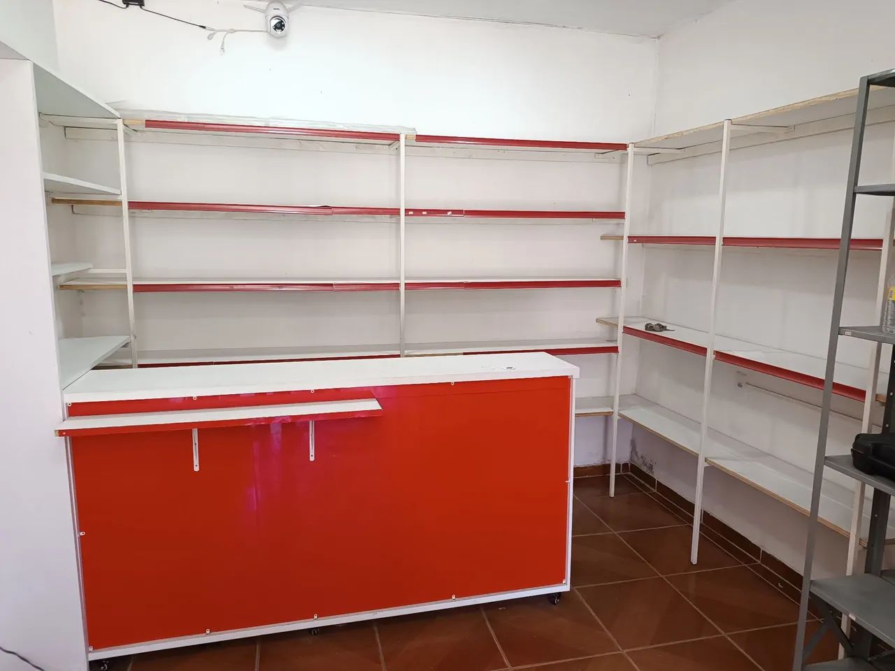 Balcão de loja com espaço para PDV de vendas e com duas gavetas com tranca e fundo falso
