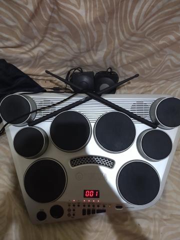 Vendo bateria Yamaha eletrônica toda boa so. muito bom completa com pedestal