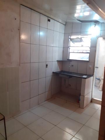 Casa em área livre um comodo com banheiro.
