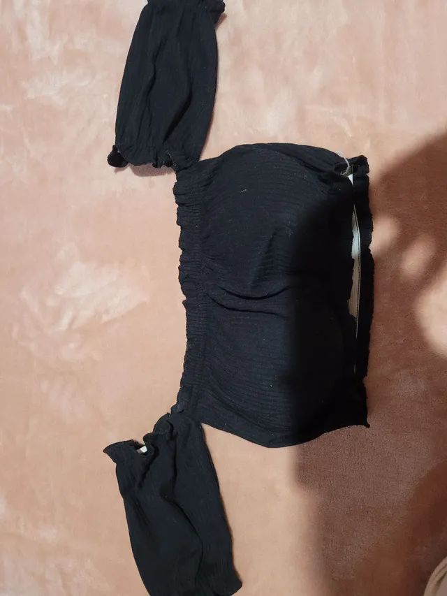 Top cropped preto com bojo