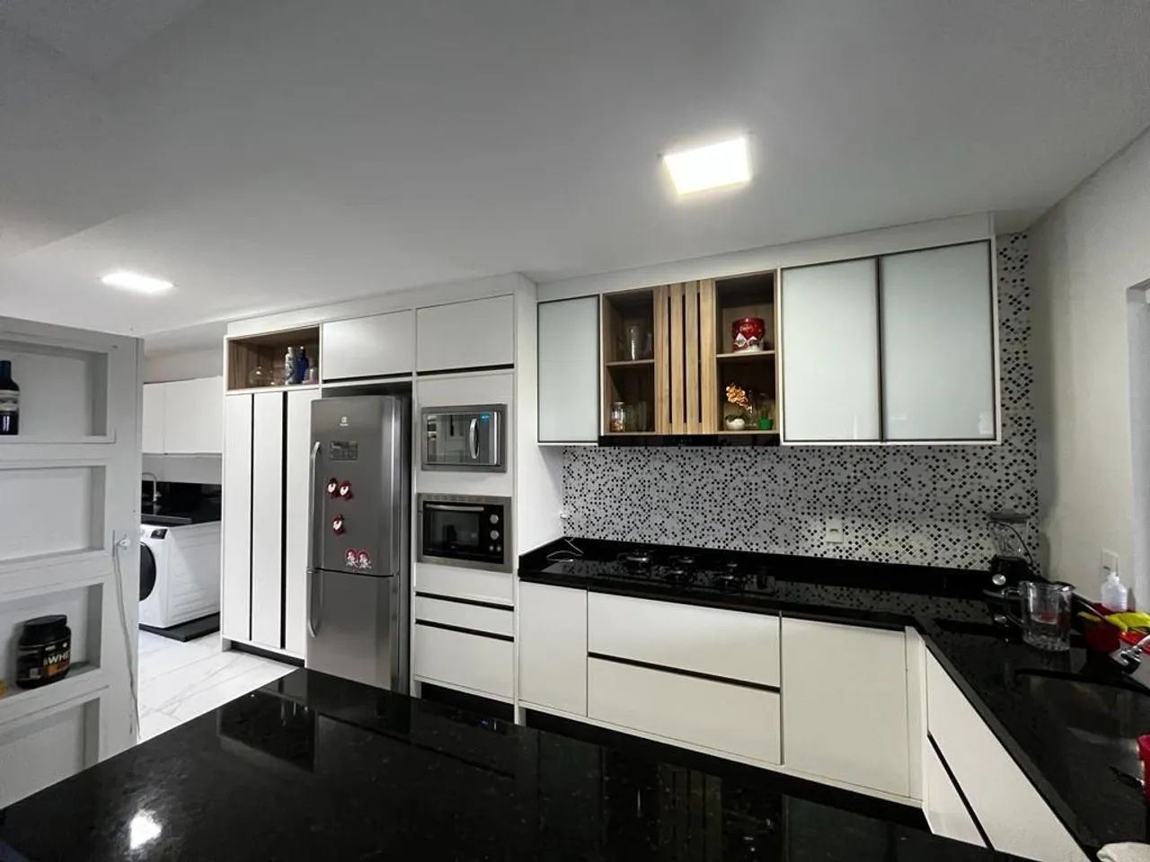 Linda casa com piscina , 04 suítes , 06 vagas garagens . - Foto 5