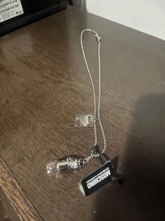 Colar Moschino com Pingente de Garrafa original  - Foto 4