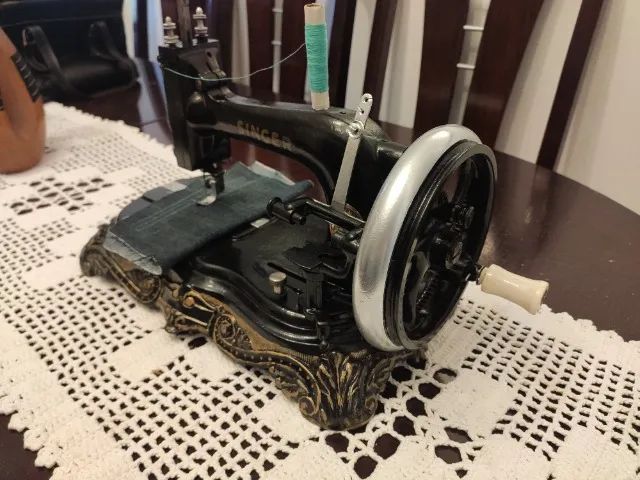 Maquina de Costura muito Antiga a Manivela com base de ferro, modelo pata de leão,  - Foto 3