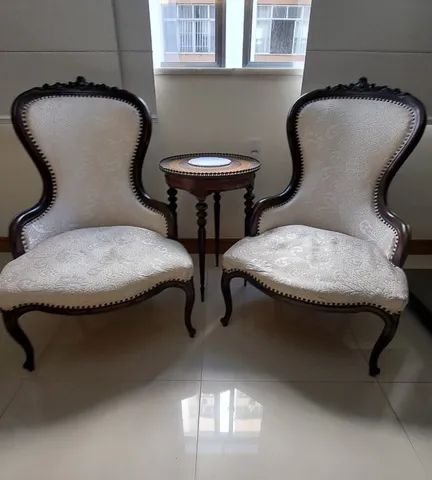 5 ITENS- CONJUNTO SALA LUIS XV - Sofá,  2 cadeiras, mesa de canto e mesa de centro