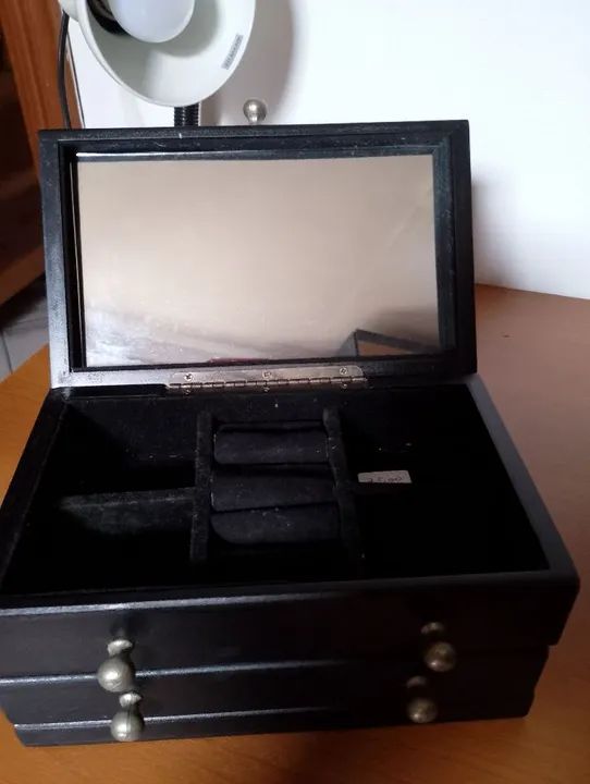 Caixa de bijuterias vintage , madeira em excelente estado  - Foto 2
