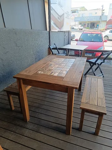 mesa gourmet 1,20 com 2 bancos detalhes em ceramica pronta entrega