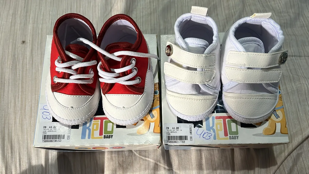 Tênis de bebê vermelho e branco