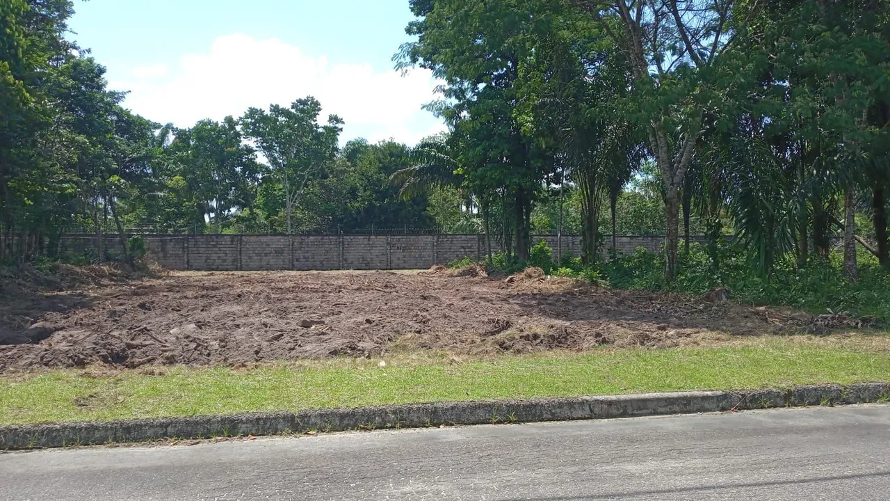 Vendo terreno no condomínio Miriti R$300.000,00