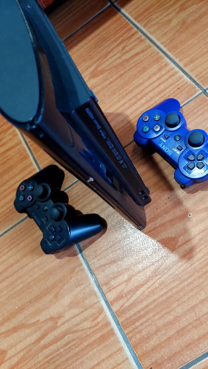 Playstation 3 com 2 controles e desbloqueado - Foto 3
