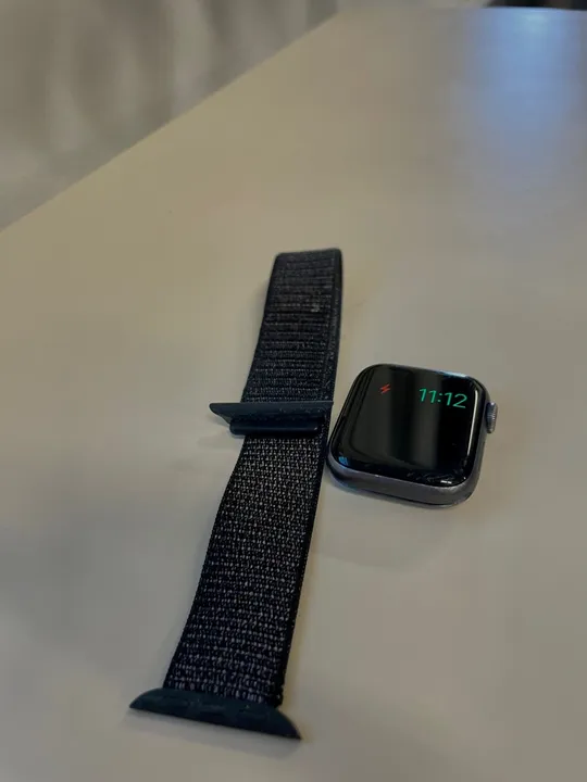 Apple Watch Series 4 com Pulseira Esportiva.