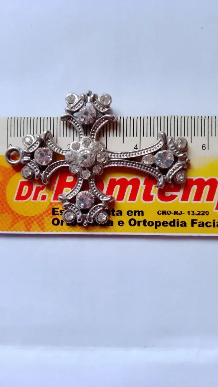 Crucifixo de Metal com Strass - Elegância e Fé em Cada Detalhe! - Foto 3