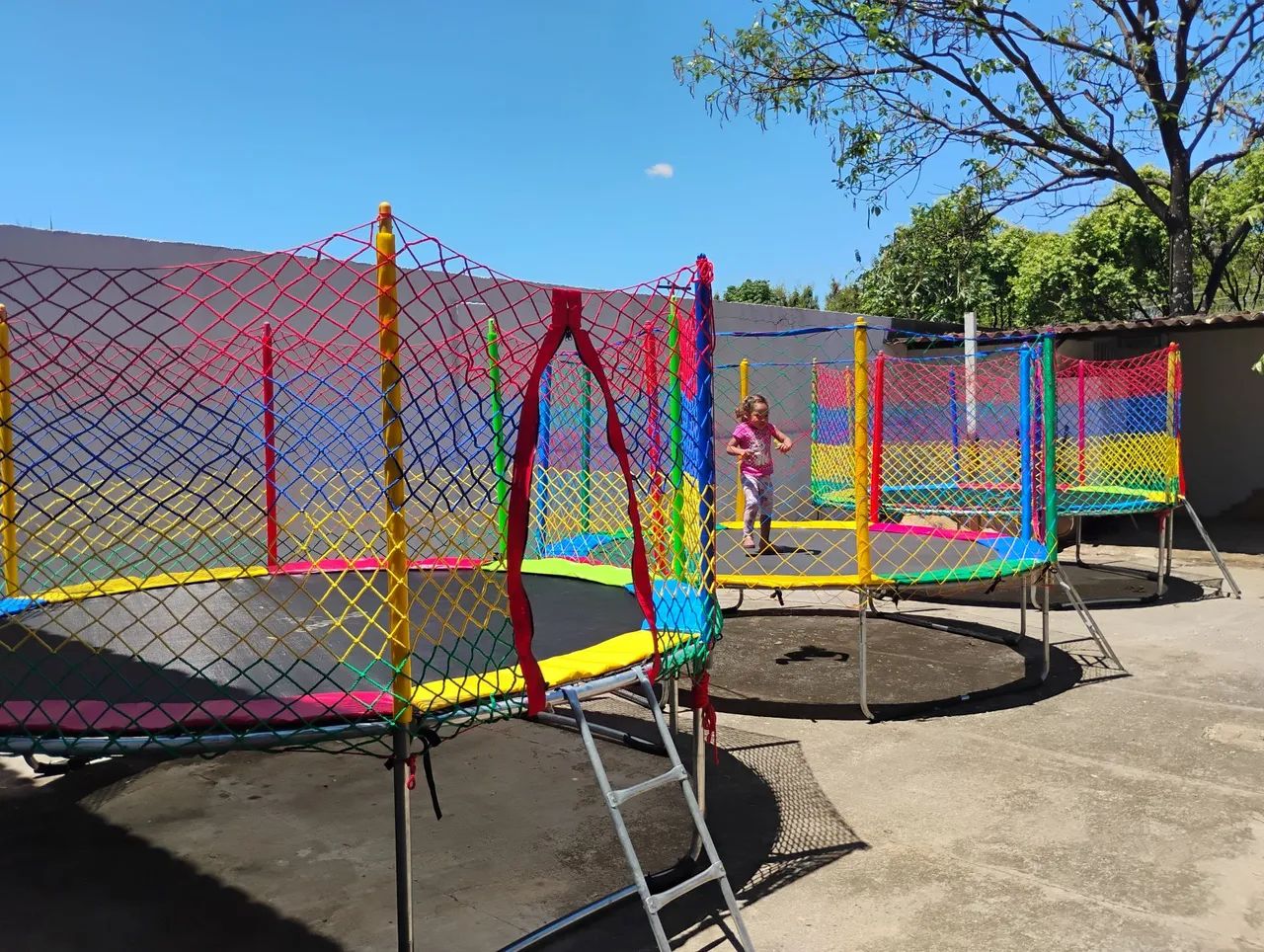 Alugamos brinquedos para festa e eventos, temos pula pula, piscina de bolinha, e outros  - Foto 2