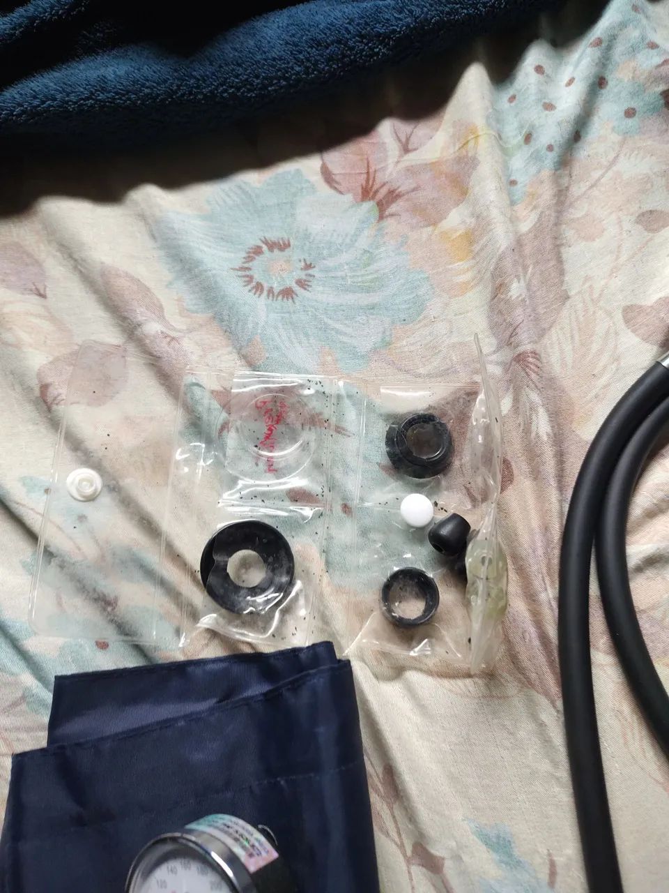  Kit de enfermagem Estetoscópio Médico medidor de pressão 2 bolsa e acessórios extras  - Foto 6