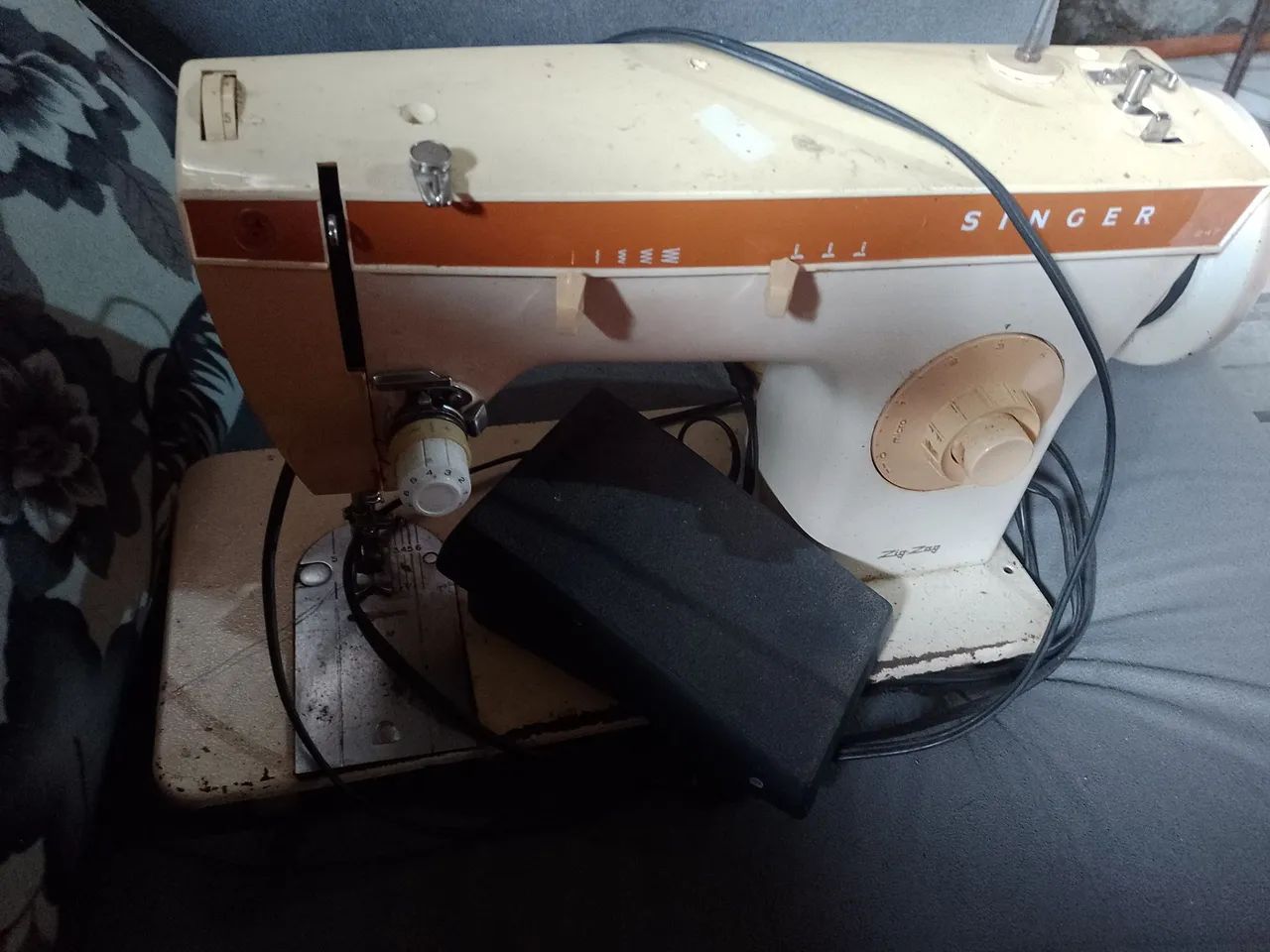 Máquina de Costura Singer - Em ótimo estado! - Foto 2