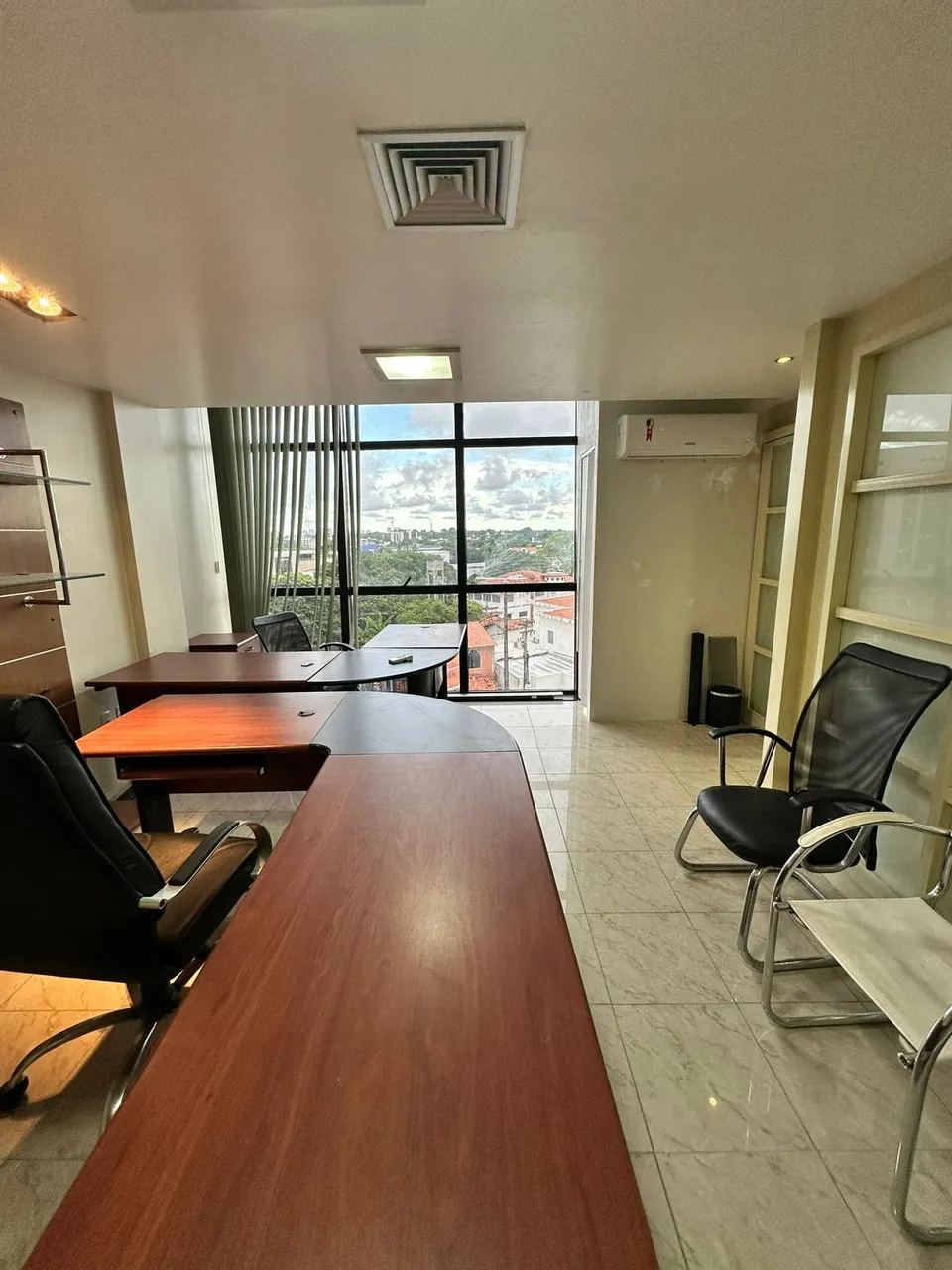 Alugo excelente sala comercial no Centro, R$ 2.200,00 Cond. Incluso