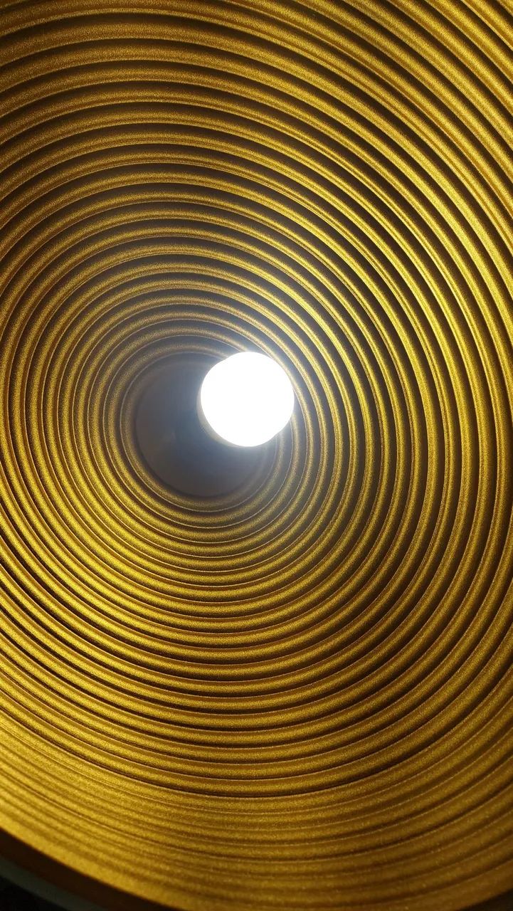 Lustre Luminária Pendente Meia Lua Cuba 60cm - Foto 4