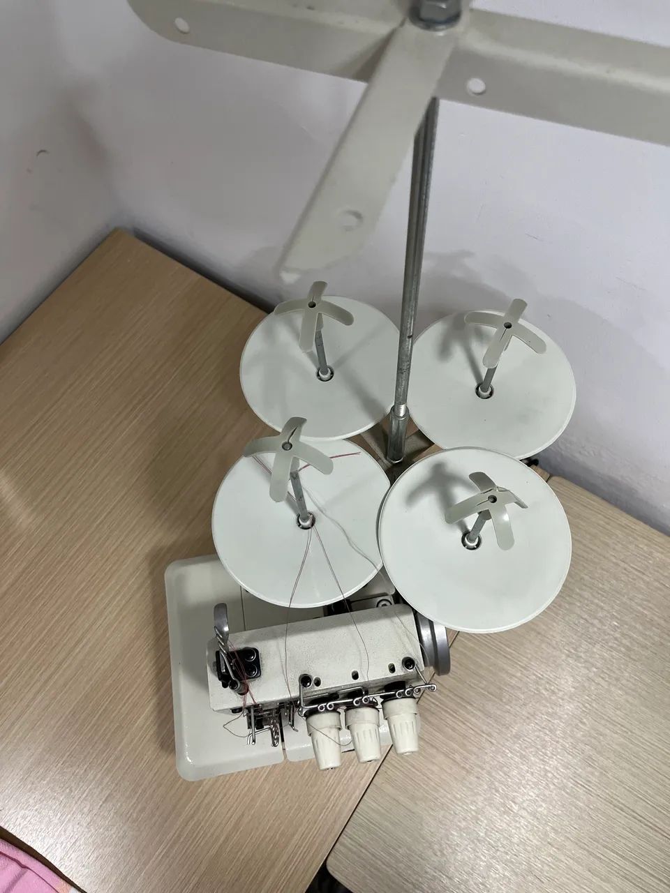 Máquina de Costura Galoneira Portátil 3 Agulhas Bracob - MUITO NOVA - Foto 5