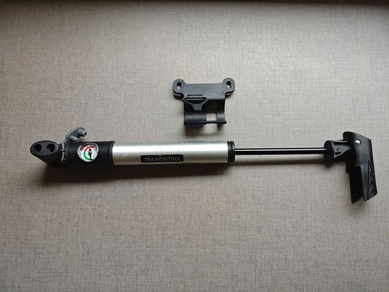 Bomba de Ar Portátil Tramontina para Bicicleta com Manômetro 100 psi - Foto 2