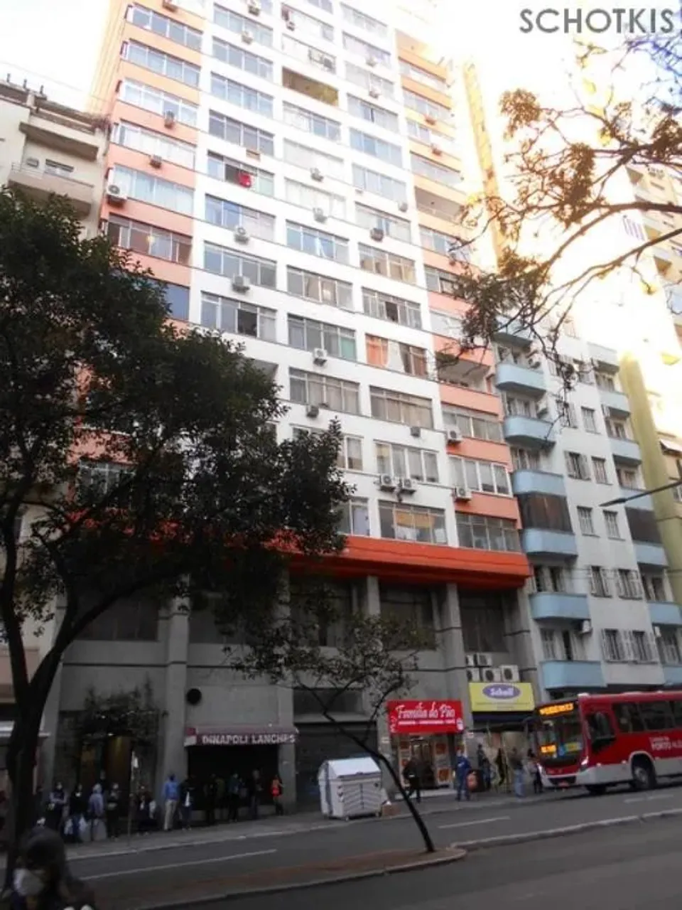 IMOBILIÁRIA SCHOTKIS ALUGA APARTAMENTO JK TOTALMENTE MOBILIADO, NA BORGES DE MEDEIROS QUAS