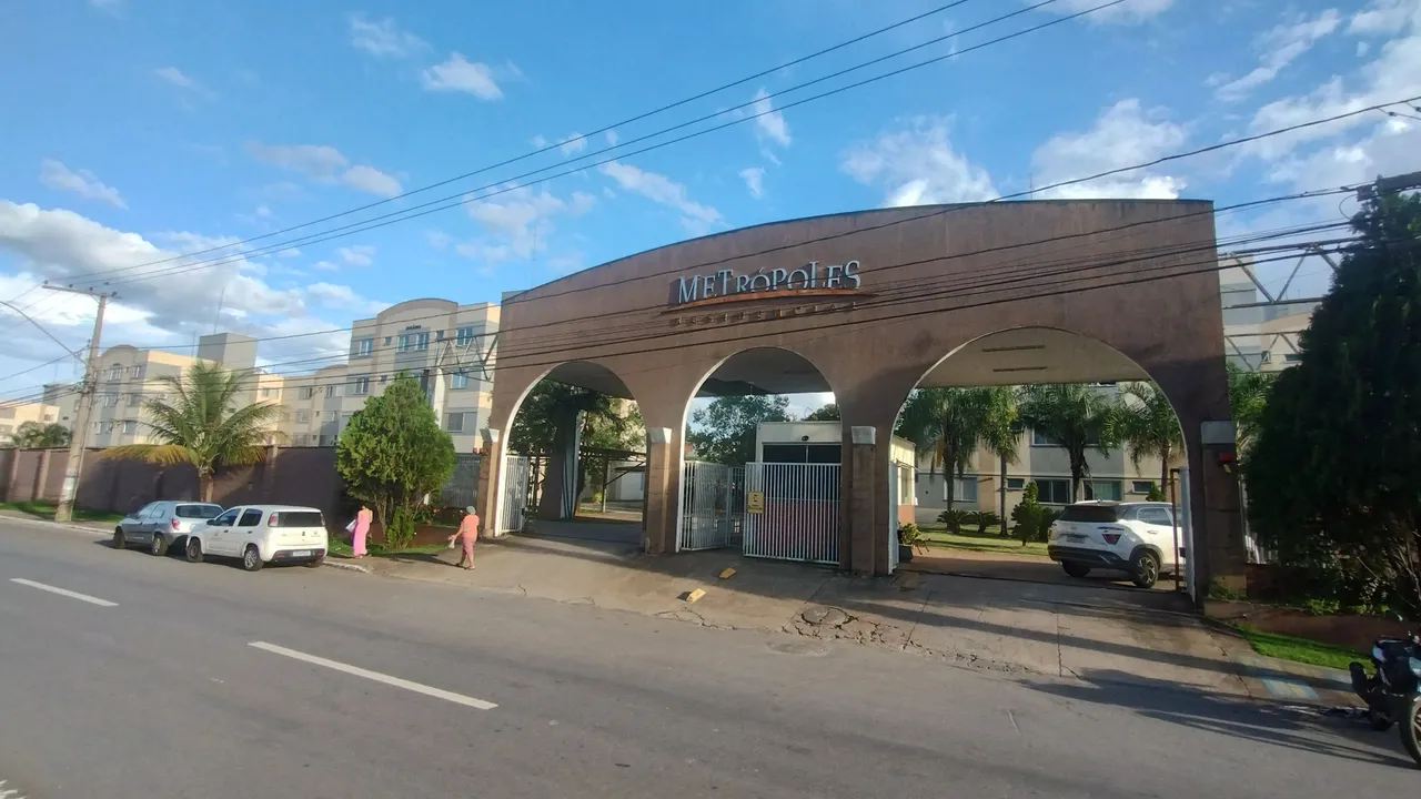 Aluga apartamento 2 quartos 3 andar no residencial Metrópolis , ao lado da Itambé no Jd.