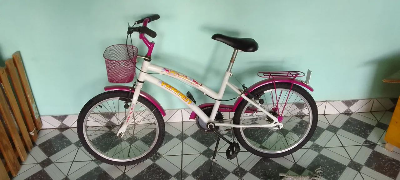 Bicicleta Infantil  branca com detalhes rosas - Foto 2