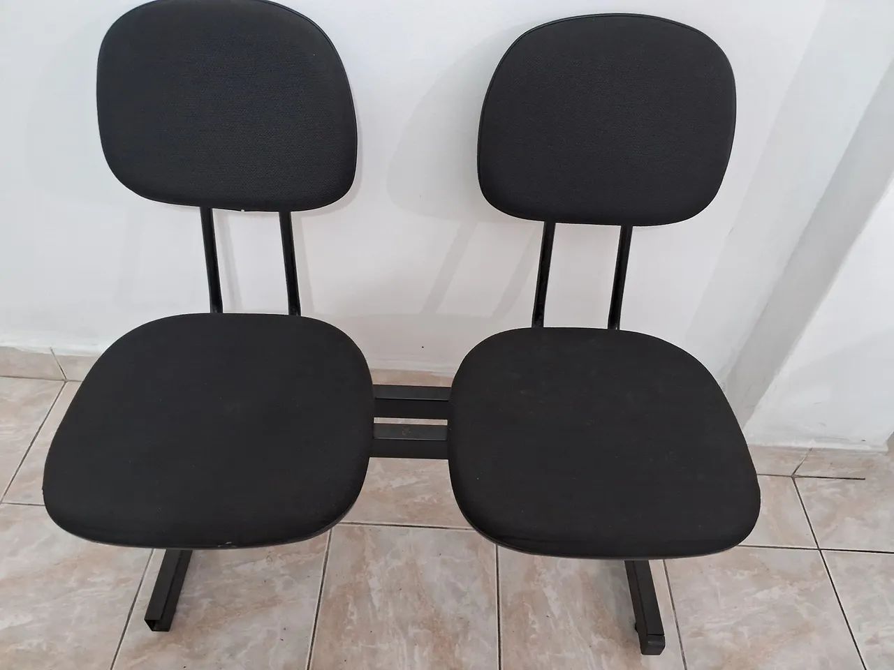 02 cadeiras de escritório (longarina) - Foto 2
