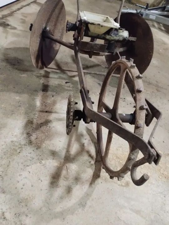 Semeadeira manual antiga