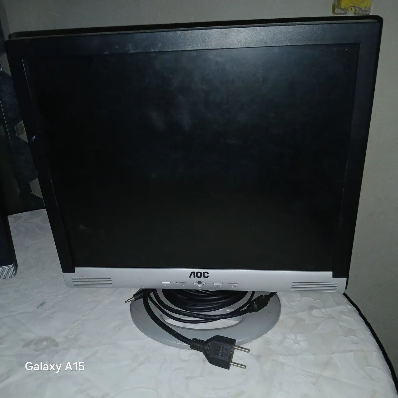 Monitor AOC LCD 17 polegadas ( testado ) com multimídia integrado