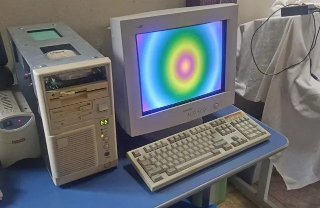 MONITORES CRT (TUBO) DE 15 E 17"