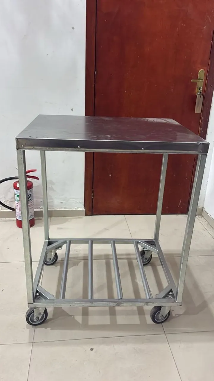 Mesa de inox com rodinhas 