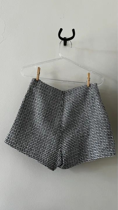 Short Saia xadrez preto e branco com botões perolados - Foto 2