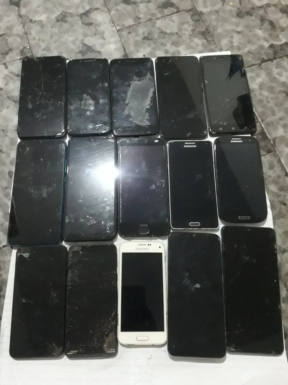 Vende-se 15 aparelhos celulares para trocar as telas.