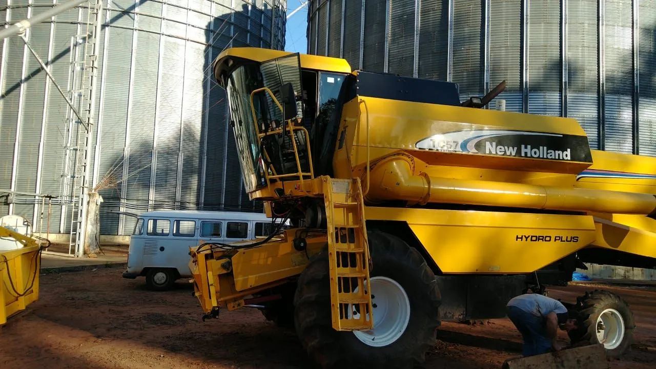 Colheitadeira New Holland TC57 ano 2008 com plataforma de soja 19 pés  - Foto 2
