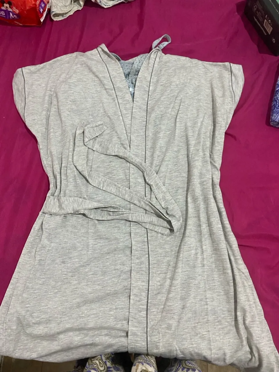Robe e camisola de amamentação de tecido leve cinza