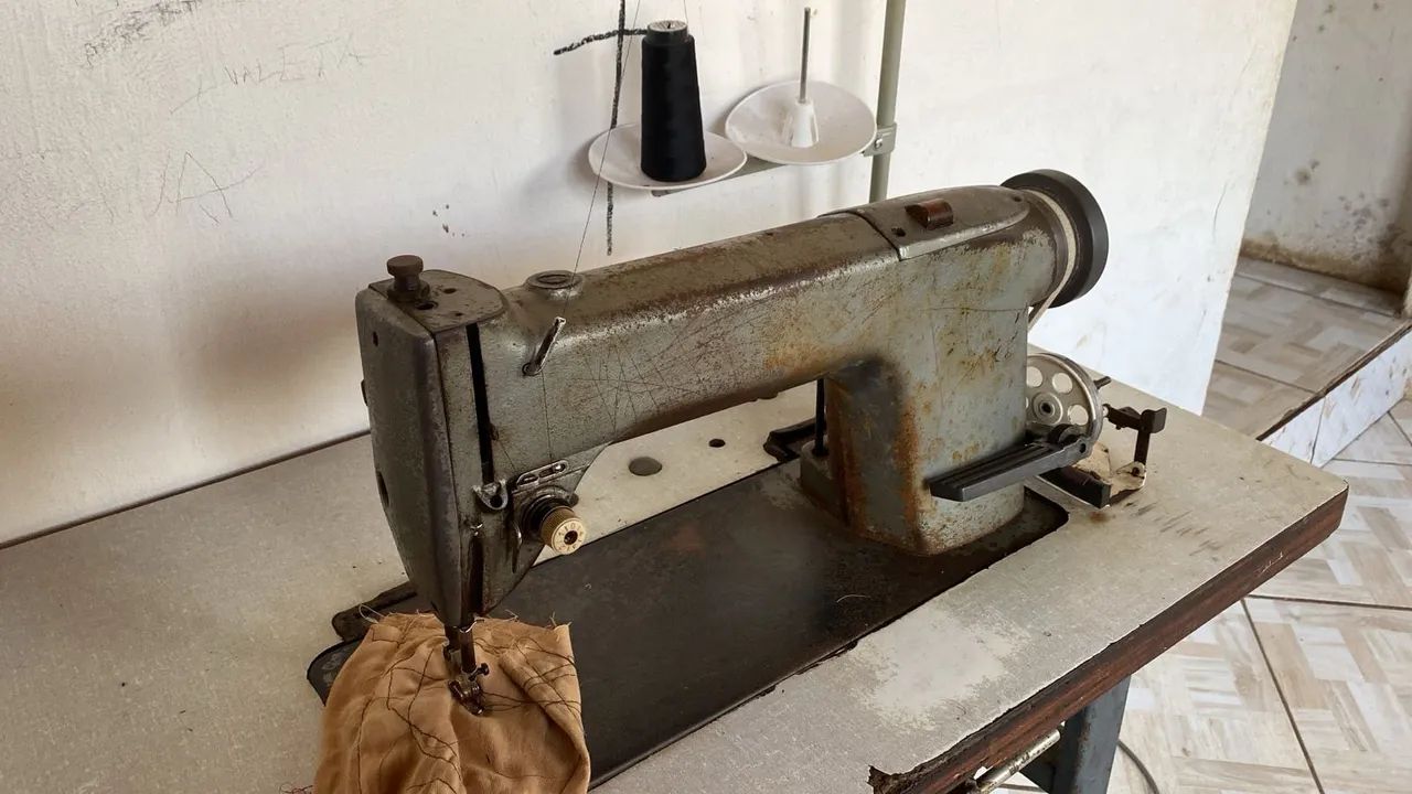 2 MÁQUINAS DE COSTURA (1 INTERLOCK E 1 RETA) - Foto 3