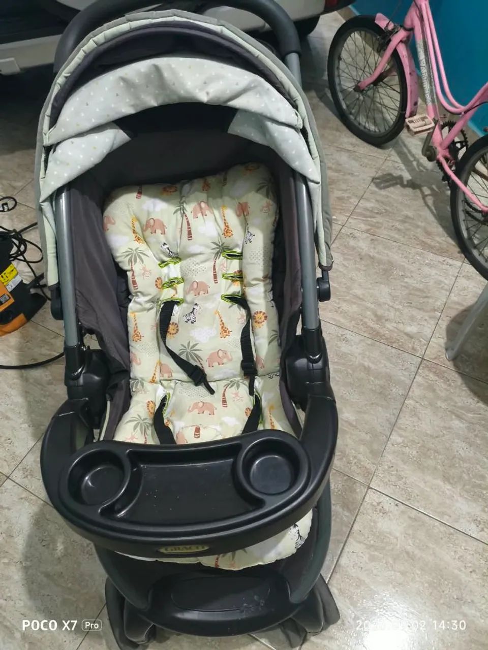 Carrinho de bebê+ bebê conforto+ base para carro