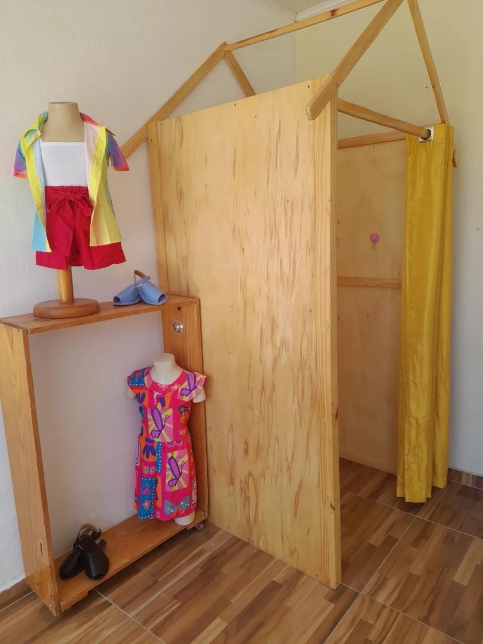Arara e provador infantil  - Foto 2