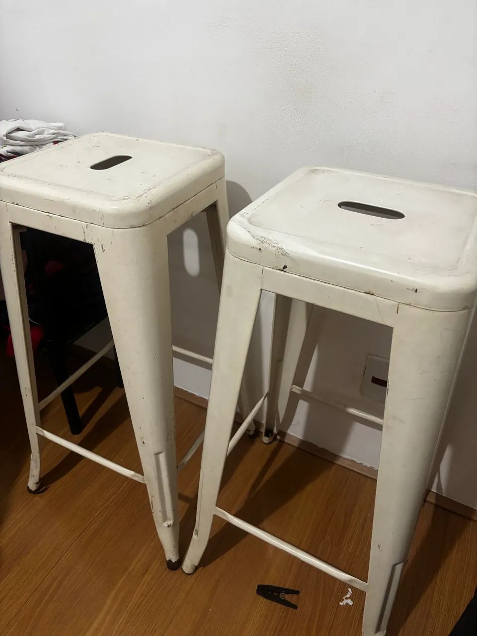 Bancos de ferro alto branco 