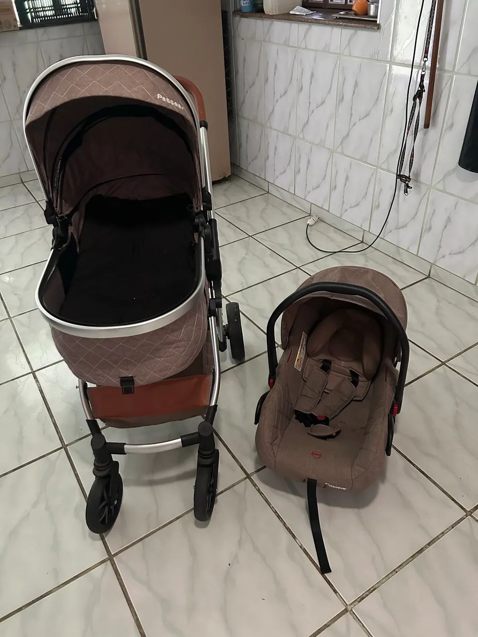 Vendo Carrinho Moisés + Colchão + Bebê Conforto - Foto 2