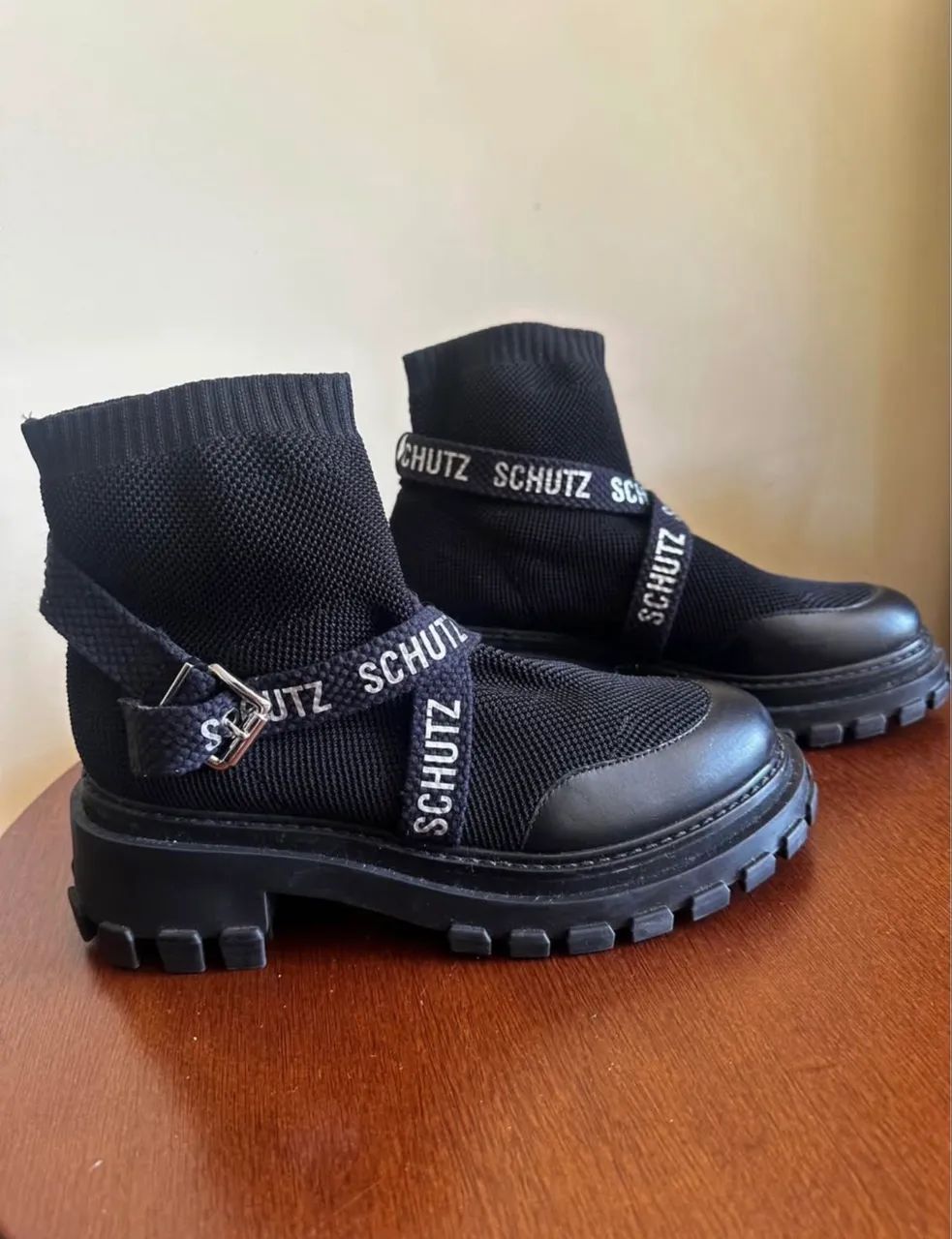 Bota Schütz Tratorada Logo Knit Preta - Usada uma vez  - Foto 4