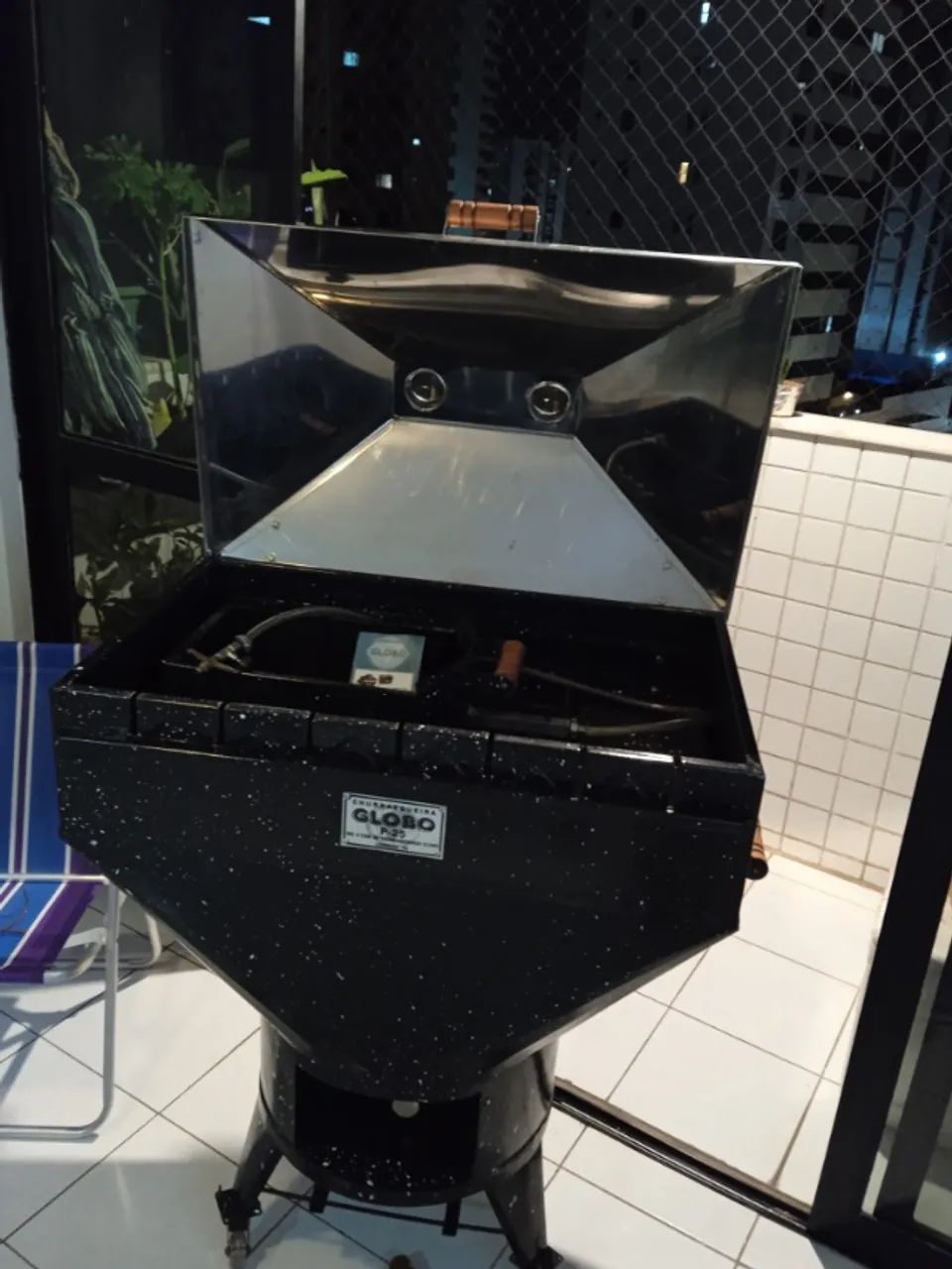 Churrasqueira a Bafo Esmaltada Globo carvão e gás P-25 com 7 espetos e rodas silicone gel