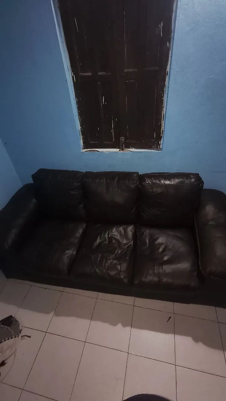 Sofá grande, em courino marrom escuro - Foto 2