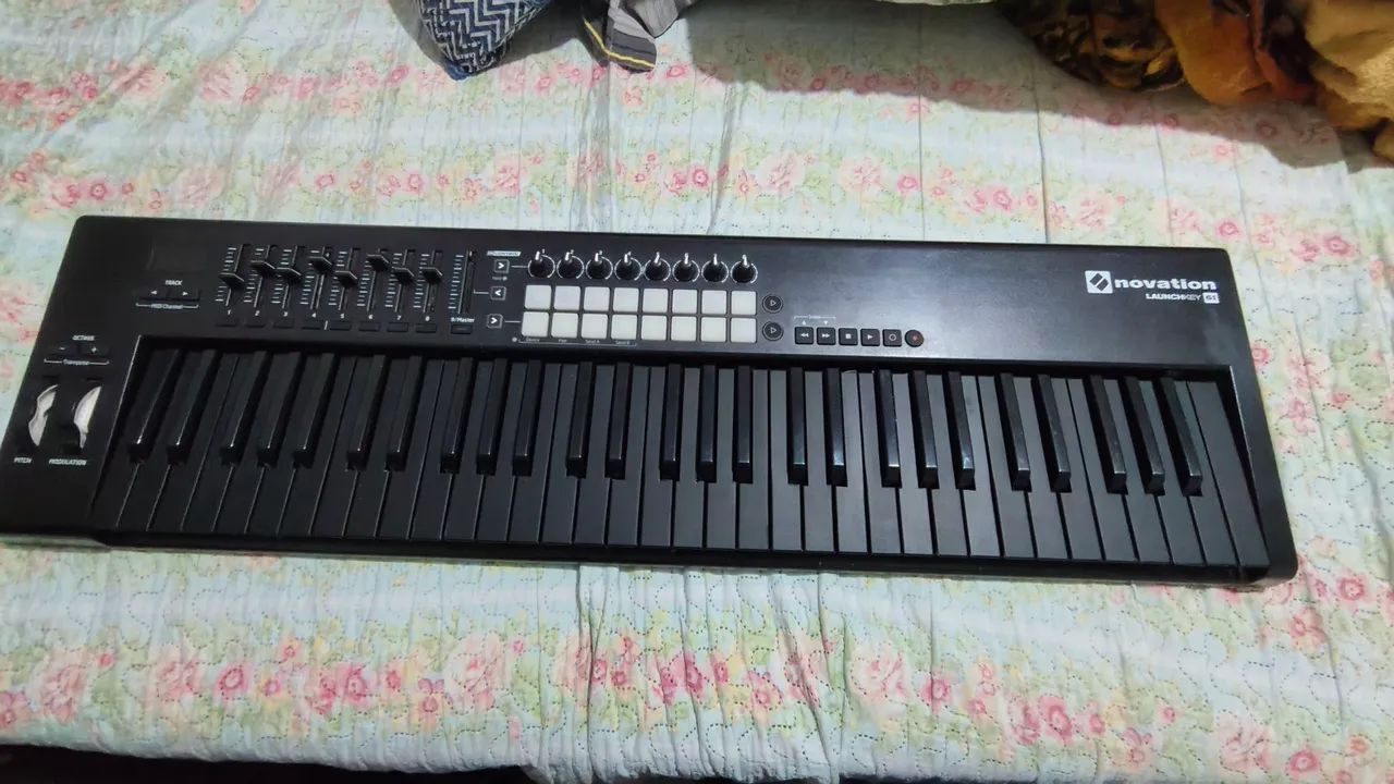 Novation Launchkey 61 MK2 - controlador midi