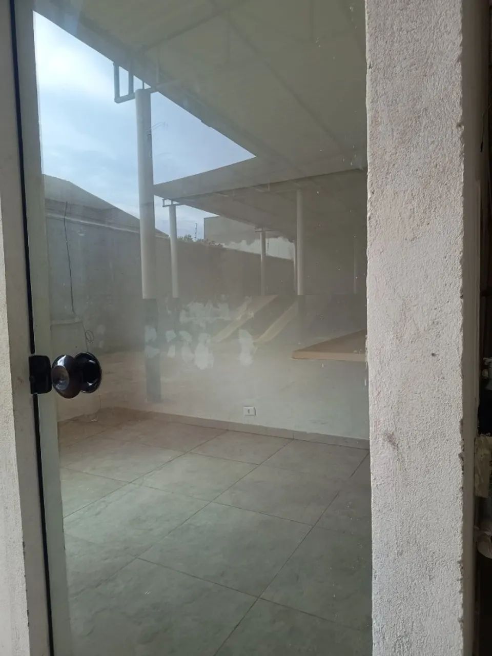 ALUGO GALPÃO COBERTO COM SALA E BANHEIRO. - Foto 4