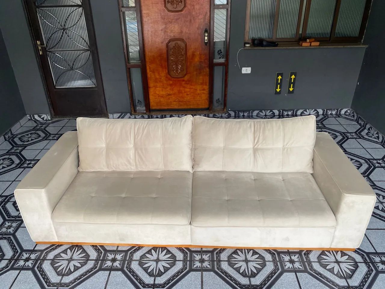 Sofá 3 lugares Suede Bege Muito Lindo - Foto 4